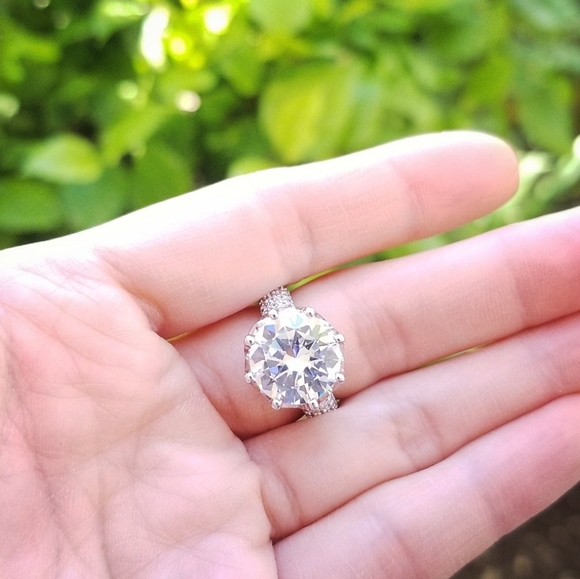 NEW 8 CARAT S925 SIMULATED DIAMOND CROWN RING - Picture 5 of 7